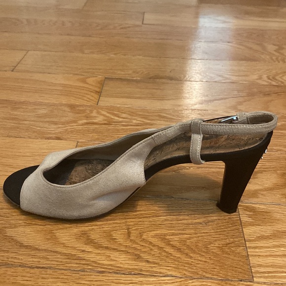 Chanel tan suede sandals - Picture 7 of 12